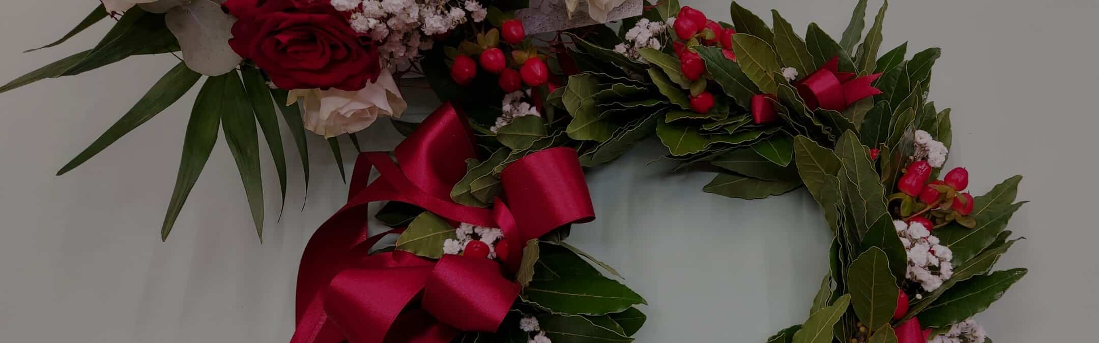 Corona alloro rose e gypsophila