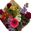 Mazzo di fiori con rose rosse e fiori colorati